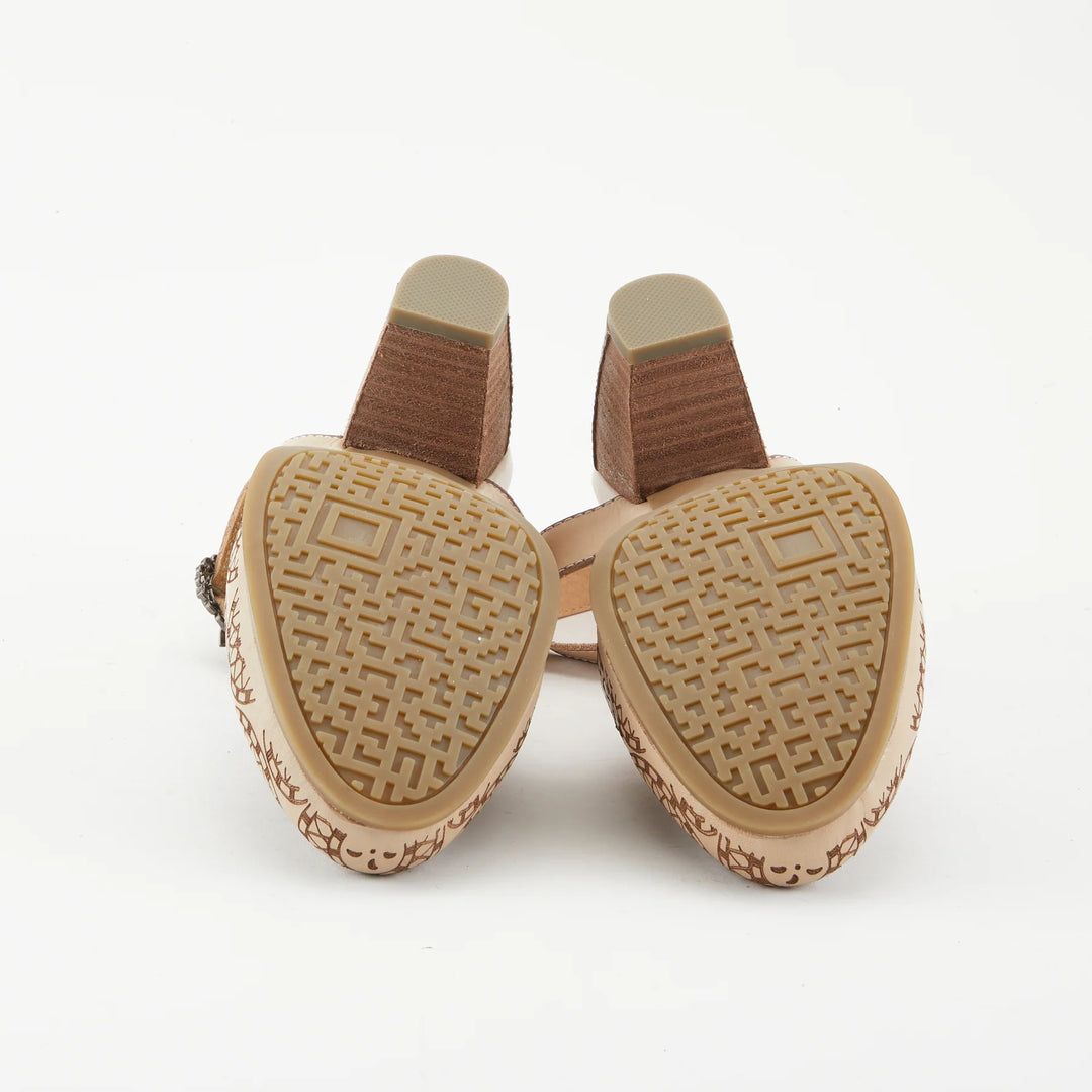 Eiloota Sandals in Beige