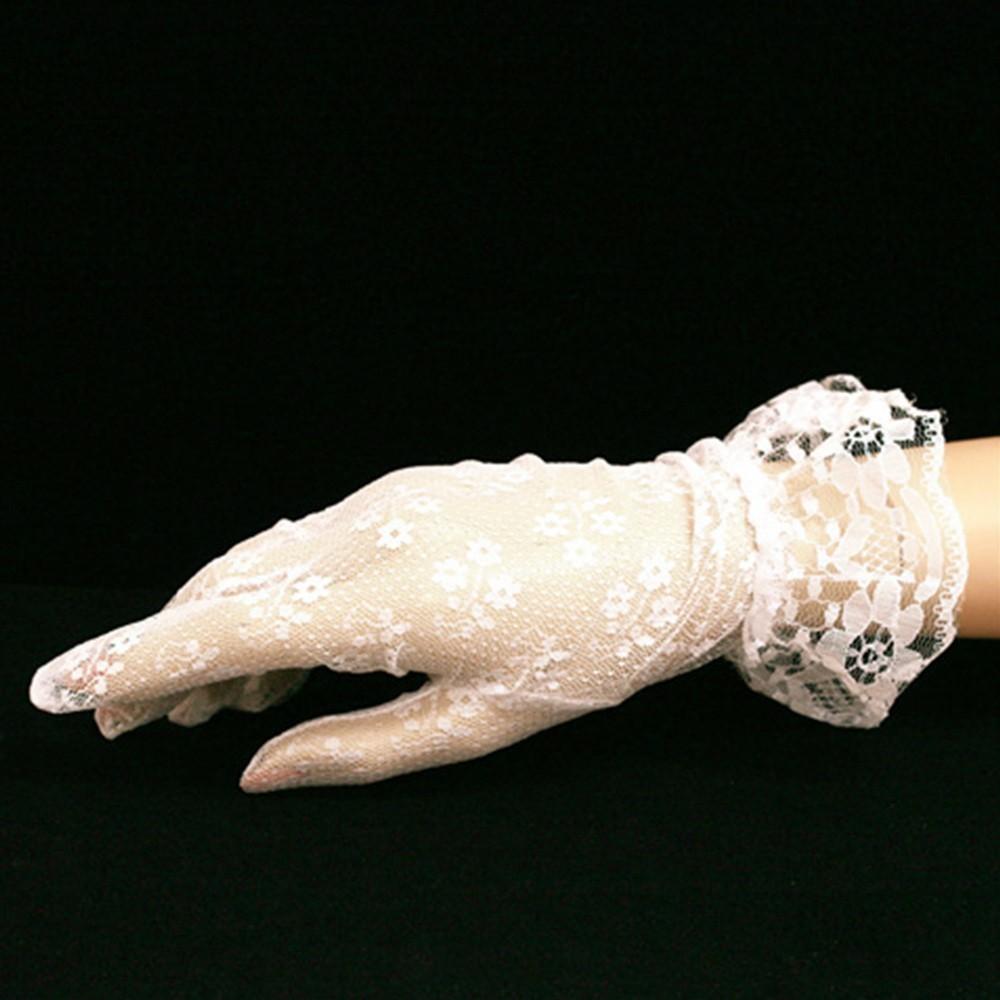 Vintage Style Lace Wrist Gloves in White